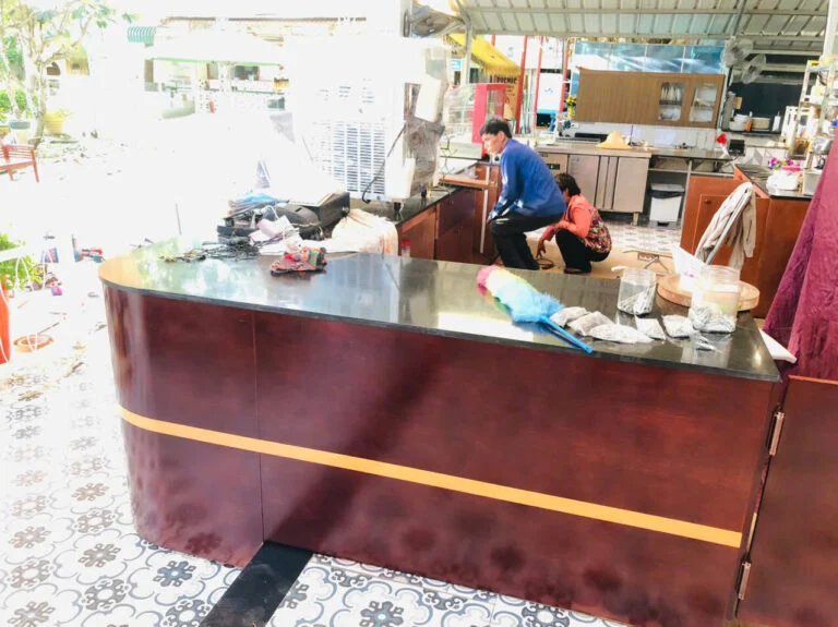 Nhân sự đang lắp đặt tủ phía trong quầy phục vụ tại mặt bằng kinh doanh địa phương