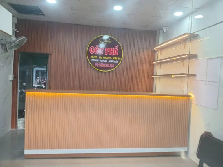 Quầy gỗ MDF soi rãnh hoàn thiện với đèn LED, tường nan và kệ treo tại Quận 7