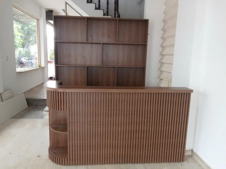 Quầy gỗ MDF vân nâu và tủ kệ đang hoàn thiện tại Quận 7