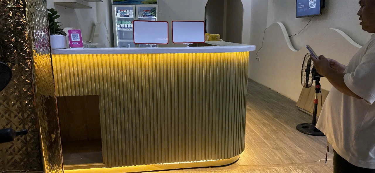 Quầy MDF bo cong mặt lam với đèn LED nhìn từ phía khách tại Quận 7