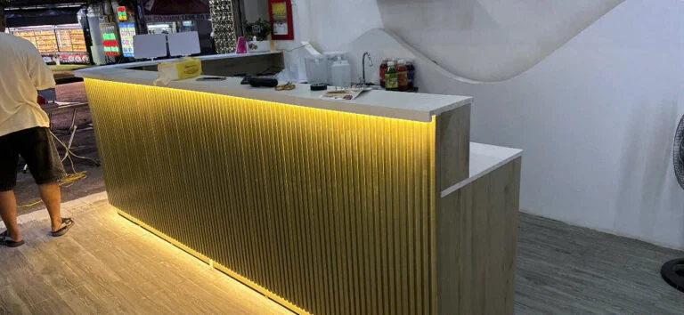 Quầy gỗ MDF vân sáng mặt lam dọc có đèn LED vàng tại Quận 7