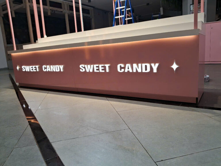 Chi tiết chữ SWEET CANDY phát sáng trên mặt quầy bánh kẹo MELOVE tông hồng