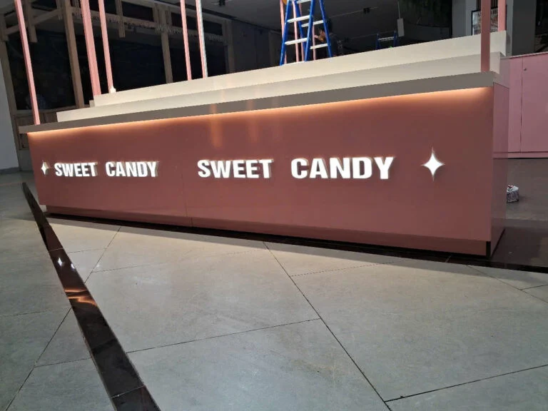 Chi tiết chữ SWEET CANDY phát sáng trên mặt quầy bánh kẹo MELOVE tông hồng