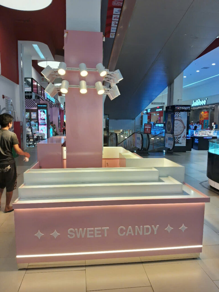 Mặt trước quầy bánh kẹo MELOVE chữ SWEET CANDY trong trung tâm thương mại