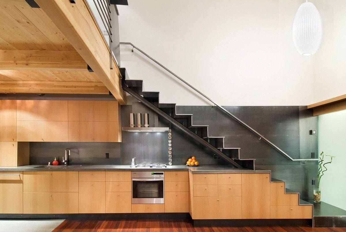 Bếp được đặt dưới cầu thang ngăn nắp, gọn gàng cho không gian 