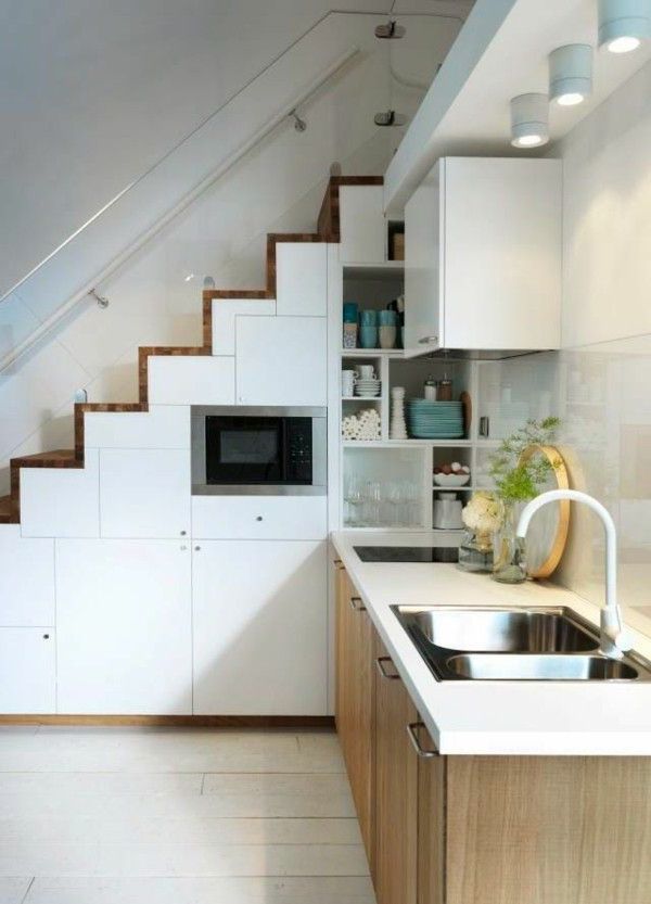 Lựa chọn tủ bếp nhỏ phù hợp với kích thước của gầm cầu thang khi thiết kế bếp nhỏ dưới gầm cầu thang