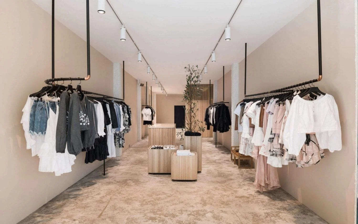 Lưu ý khi thiết kế shop quần áo nữ đẹp