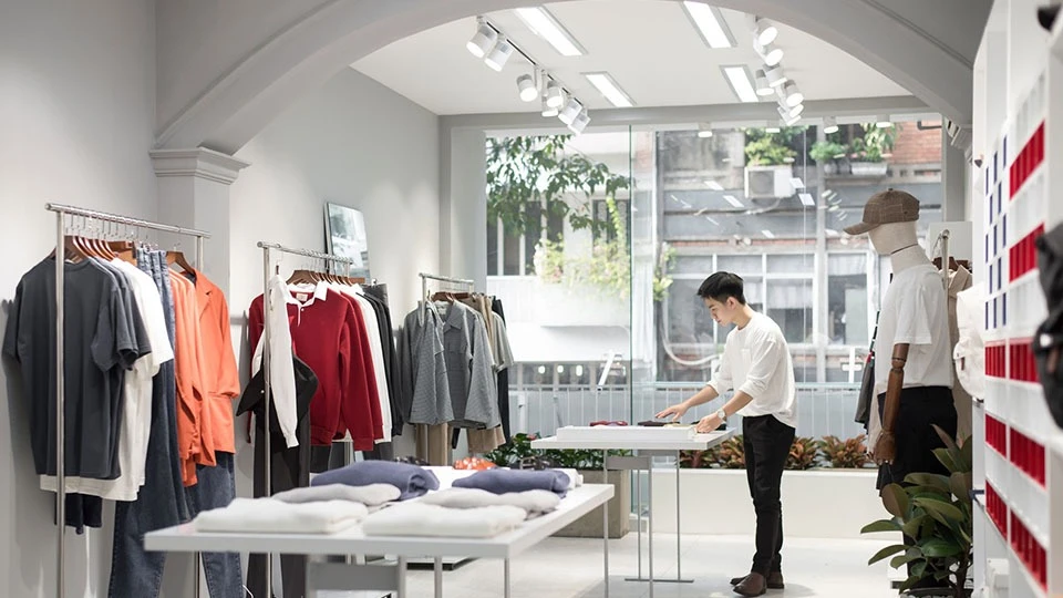 shop-quan-ao-nam-nhieu-anh-sang Thiết Kế Shop Quần Áo Nam Nhỏ Đẹp