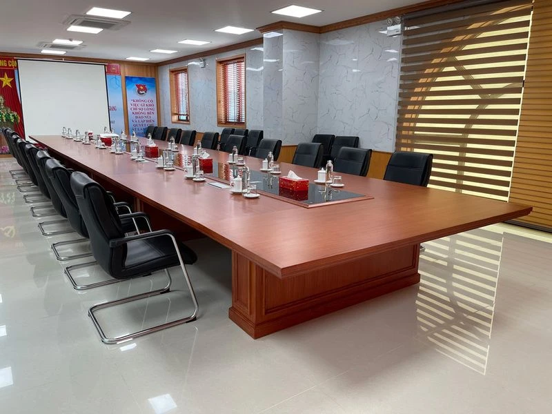 Ban-ghe-phong-hop-hoi-truong-phong-cach-co-dien Bàn ghế phòng họp hội trường