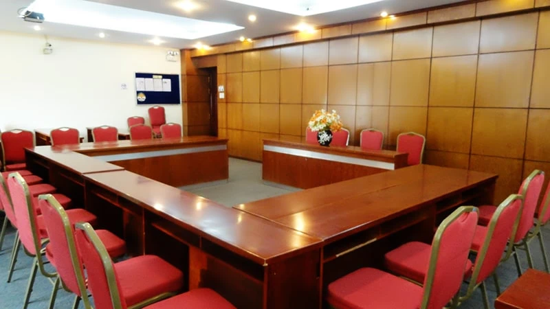 ban-hop-hoi-truong-voi-nhung-loi-ich-dang-chu-y-1 Mẫu bàn họp hội trường