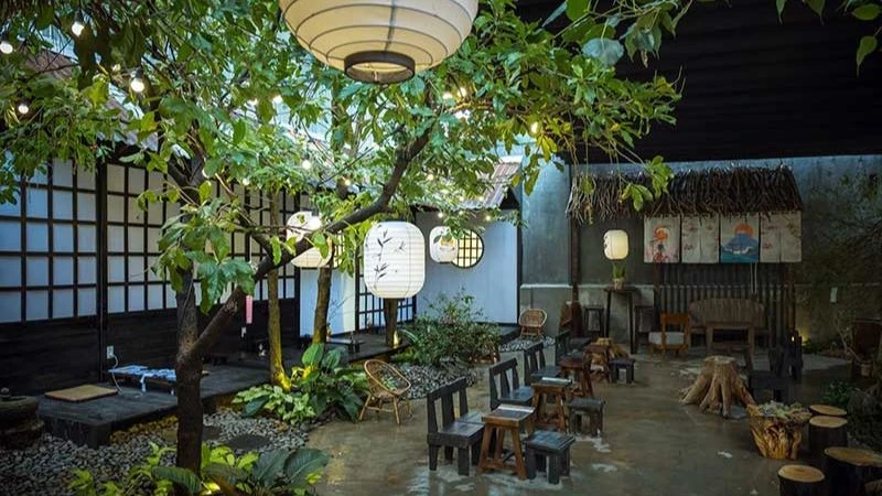 thiet-ke-quan-cafe-cay-xanh-kieu-nhat Thiết Kế Quán Cafe Cây Xanh