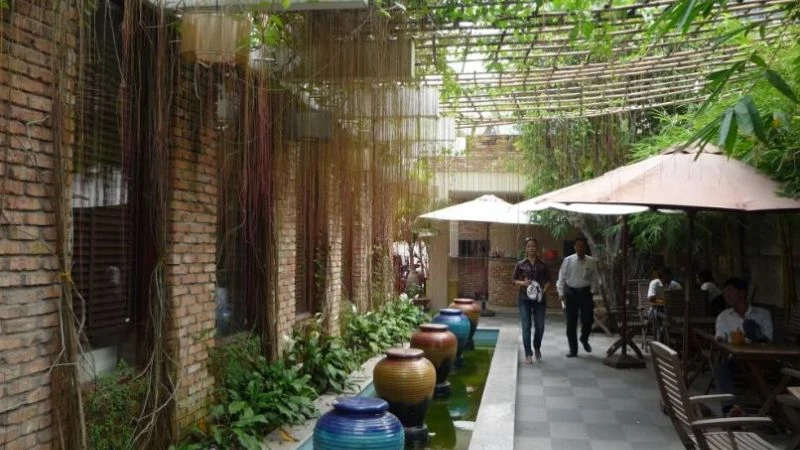 trang-tri-quan-cafe-san-vuon-nho-dep Cách Trang Trí Quán Cafe Nhỏ Đẹp