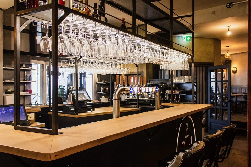 Quầy bar bằng gỗ kết hợp khung sắt