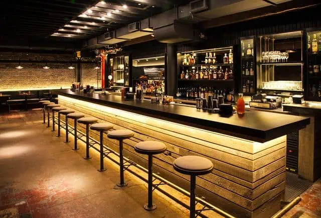 Quay-cafe-bang-go-op-da-3 Quầy cafe bằng gỗ ốp đá