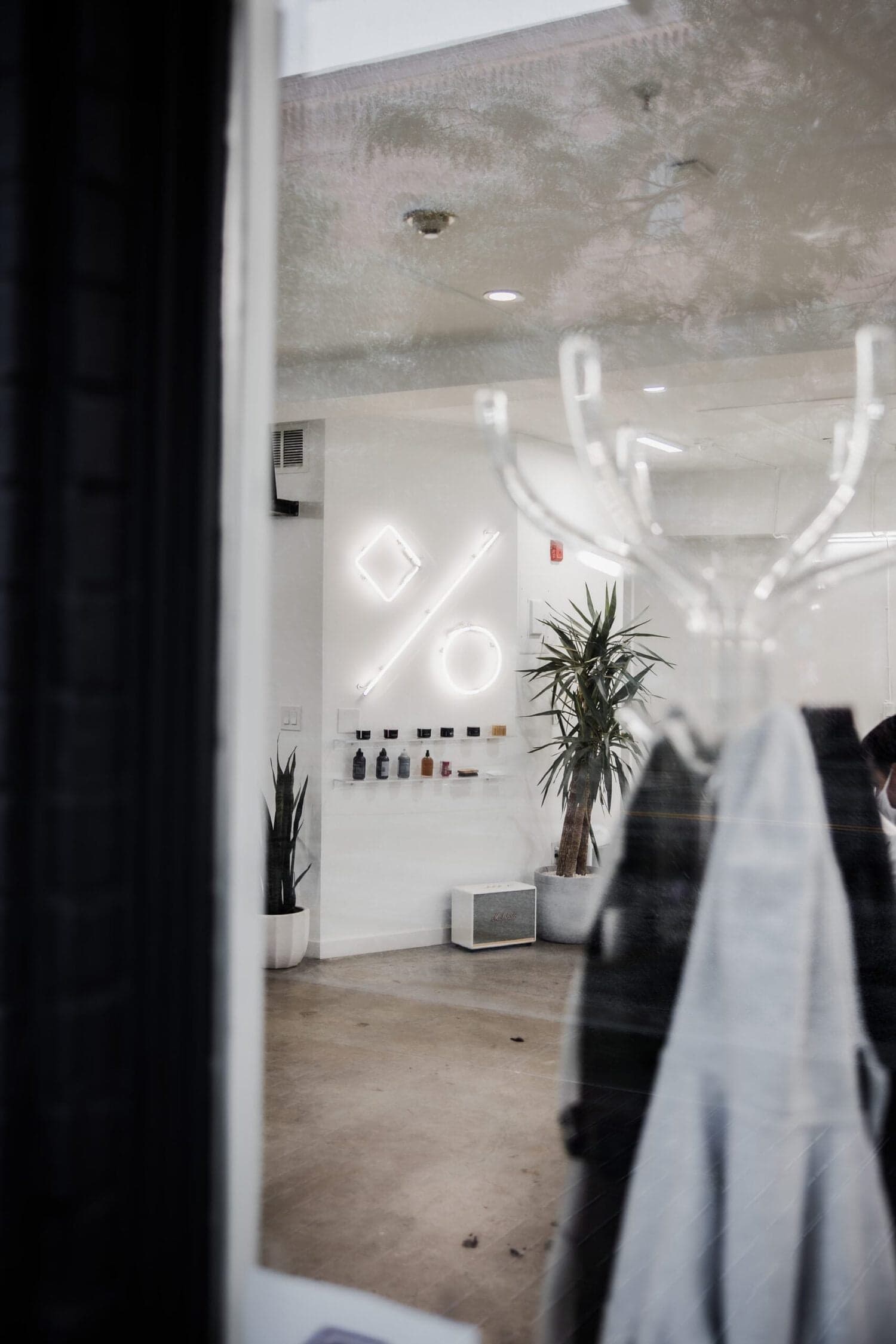 logan-weaver-lgnwvr-2d_cRuAgUyM-unsplash-scaled Thiết Kế Showroom Trưng Bày