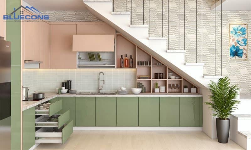 Mẫu tủ bếp đa năng cạnh cầu thang