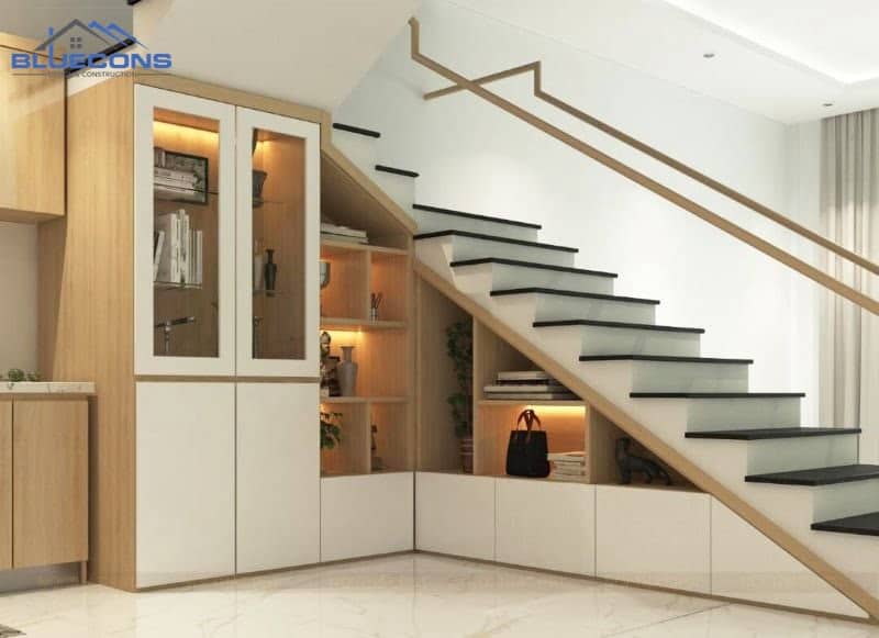Mẫu tủ cạnh chân cầu thang với gam màu sáng