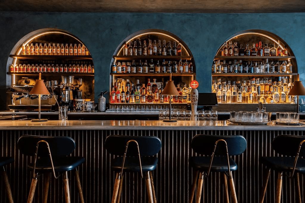 Quay-Bar-Go-Op-Da-Ket-Hop-Khung-Sat Quầy Bar Gỗ Ốp Đá Kết Hợp Khung Sắt