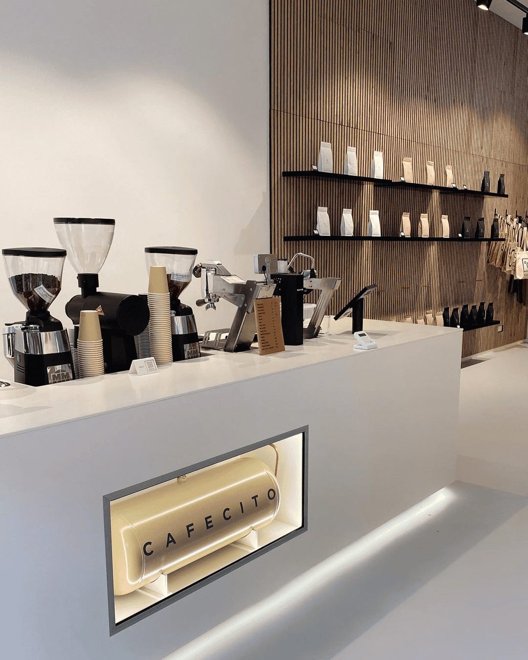 Quay-cafe-mau-trang-1 Quầy Cafe Với Tone Màu Hiện Đại