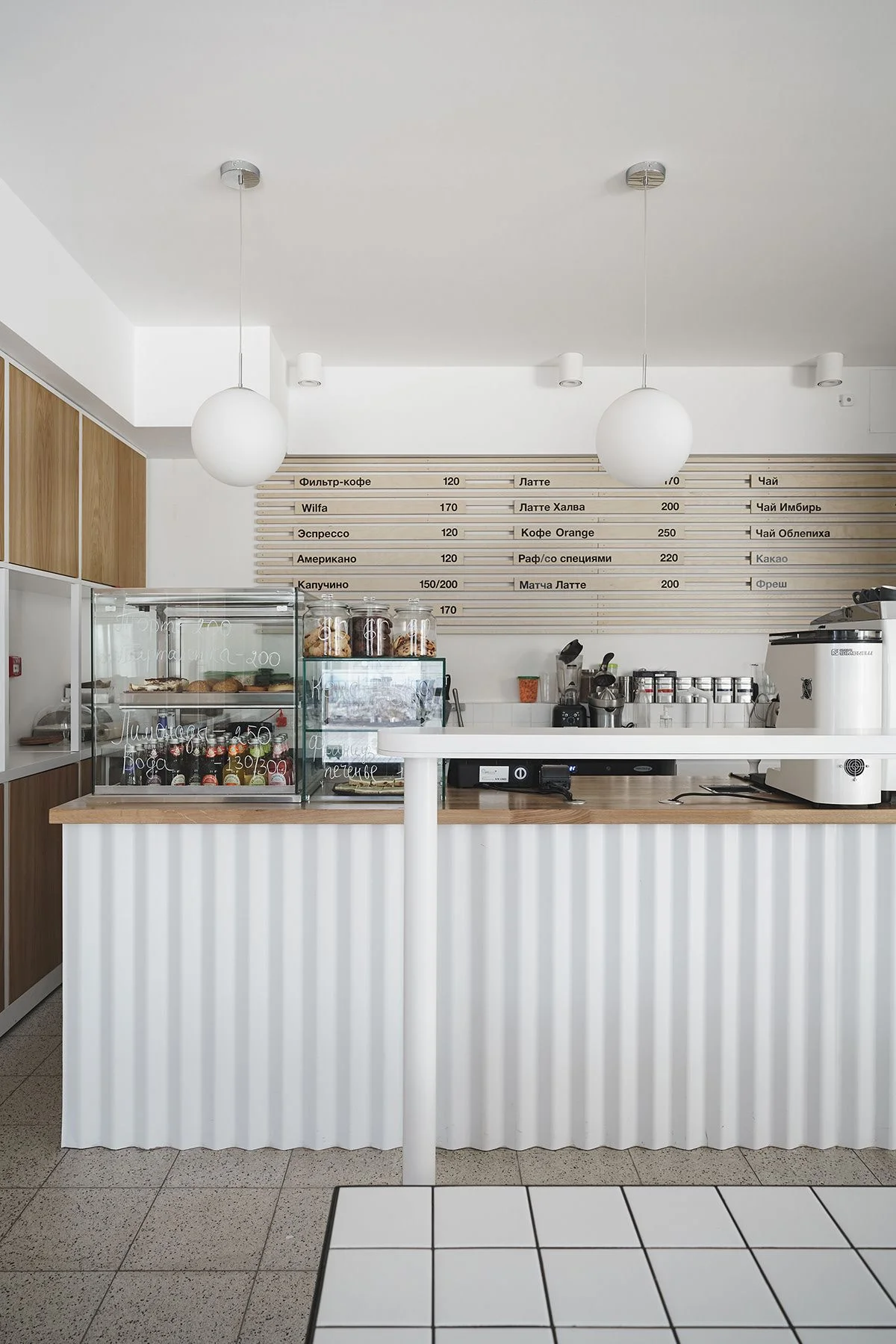 Quay-cafe-mau-trang Quầy Cafe Với Tone Màu Hiện Đại