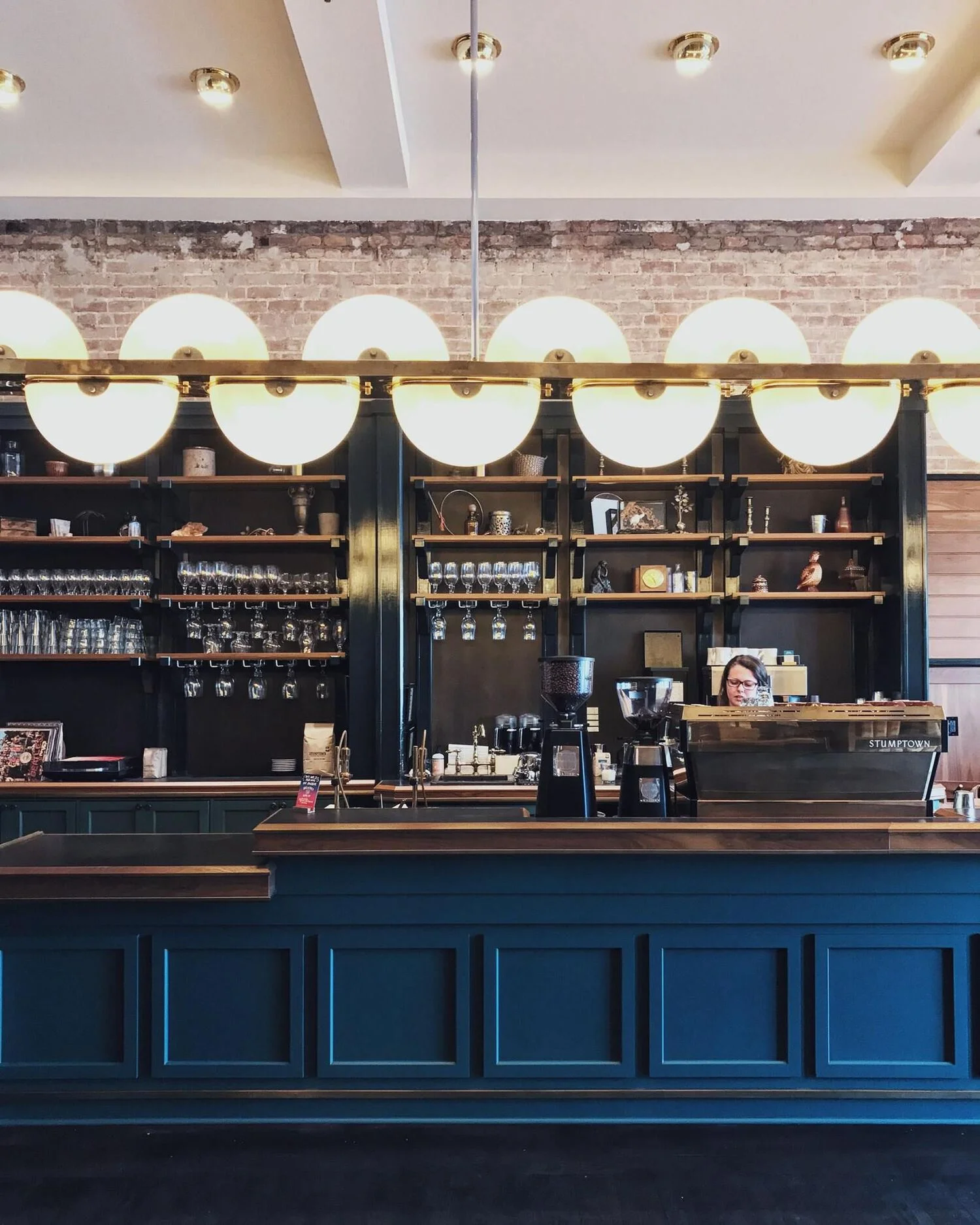 Quay-cafe-mau-xanh-navy-1 Quầy Cafe Với Tone Màu Hiện Đại