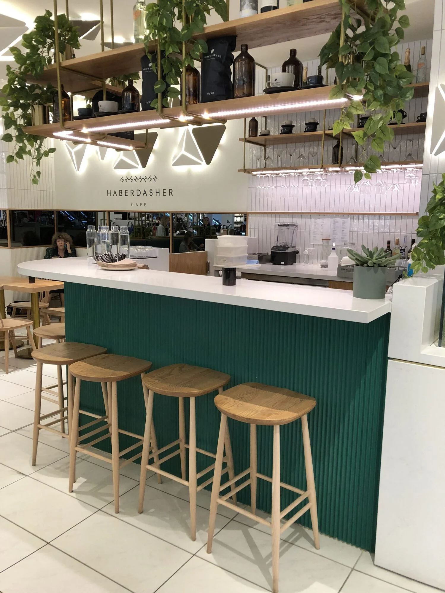 Quầy cafe với tone màu hiện đại