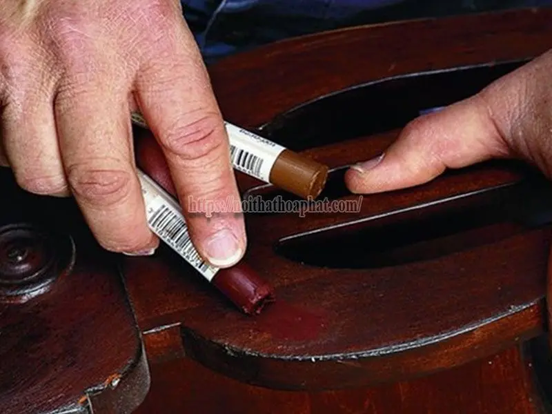 Xử lý bề mặt bàn gỗ bị xước