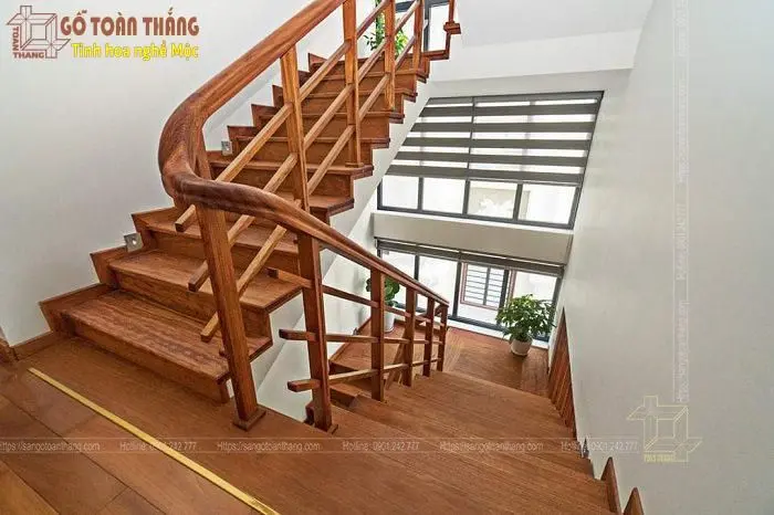 Cầu thang gỗ tự nhiên đẹp