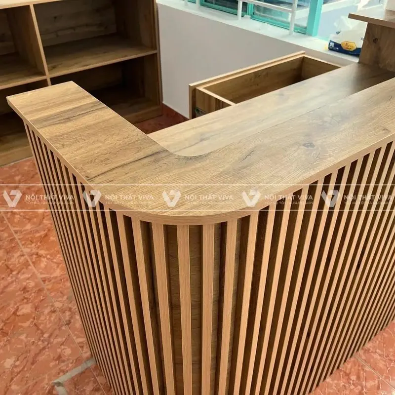 Quầy bar gỗ thông tự nhiên kết hợp đèn vàng ấm cúng, phù hợp không gian vintage