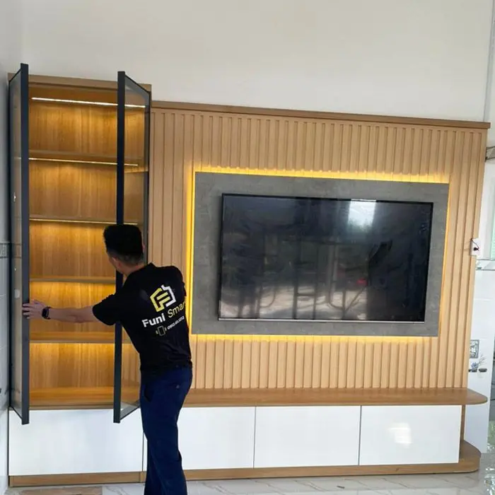 Hệ kệ tivi MDF từ cánh kính phòng khách nhà phố