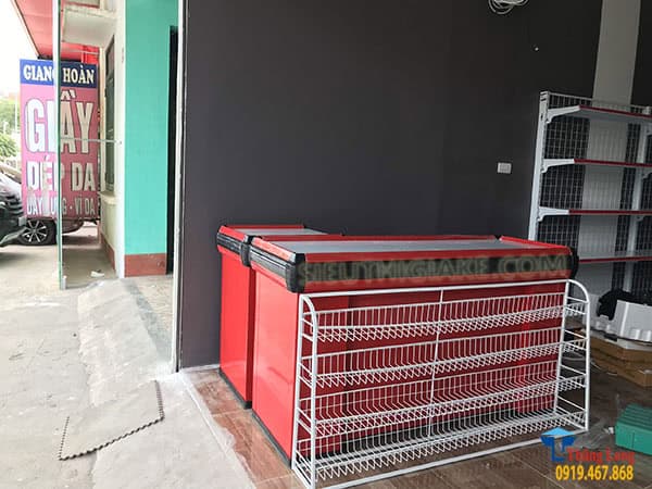 Kệ đa năng tại quầy thanh toán