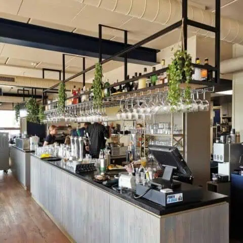 quay-bar-4 Quầy Bar chữ U cho quán cafe đẹp 2024