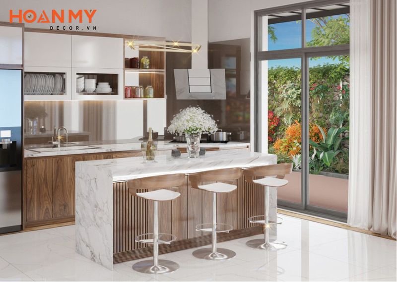 Không gian bếp hiện đại với quầy bar bên cạnh phòng khách