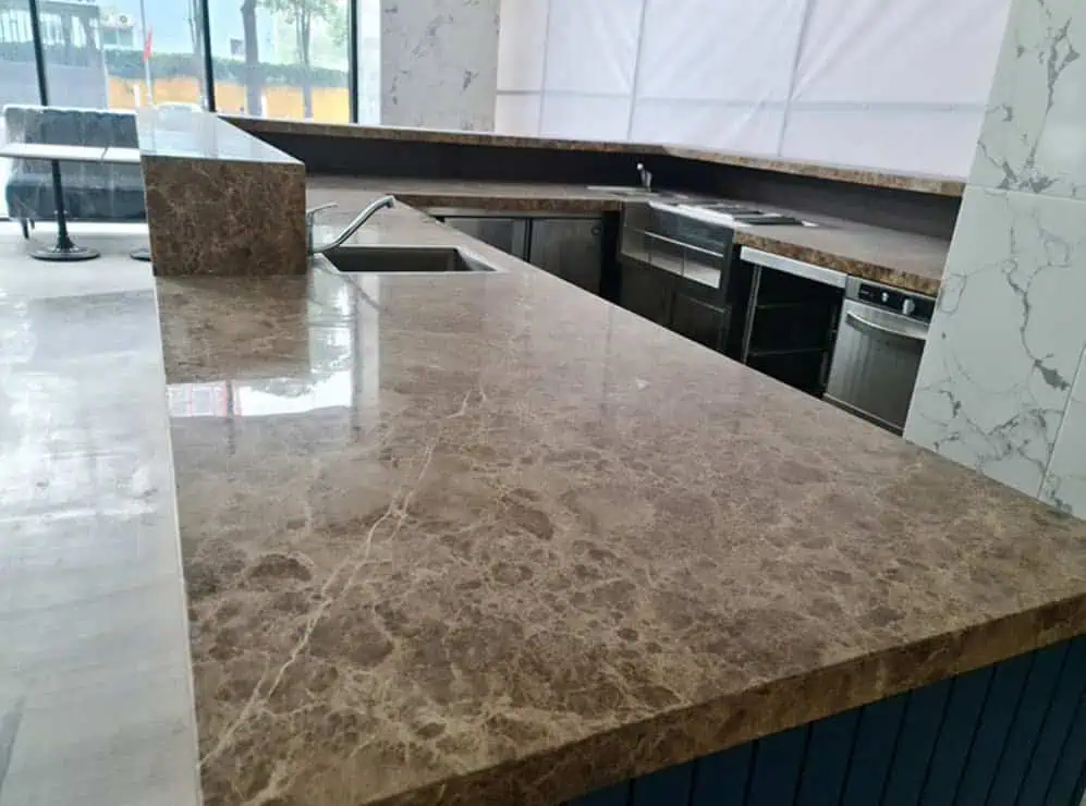 quay-bar-mat-da-1 10+ Mẫu quầy bar đá nhân tạo đẹp, bền và hiện đại