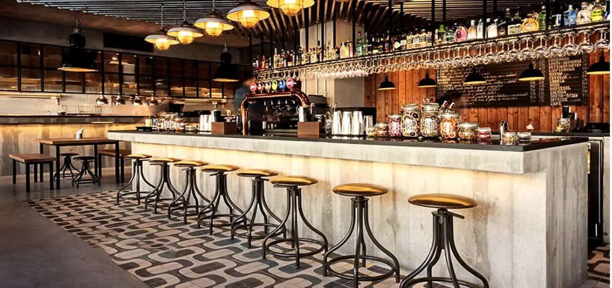Quầy bar ốp đá thạch anh (quartz)