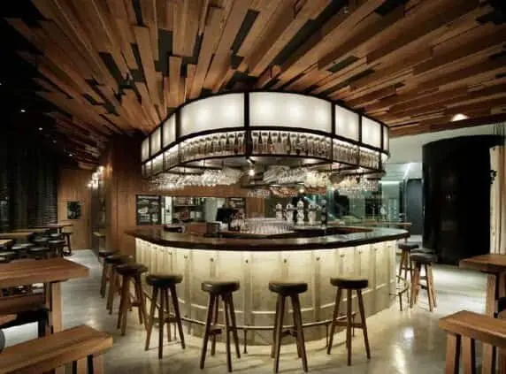 Quầy bar ốp đá trắng nhân tạo