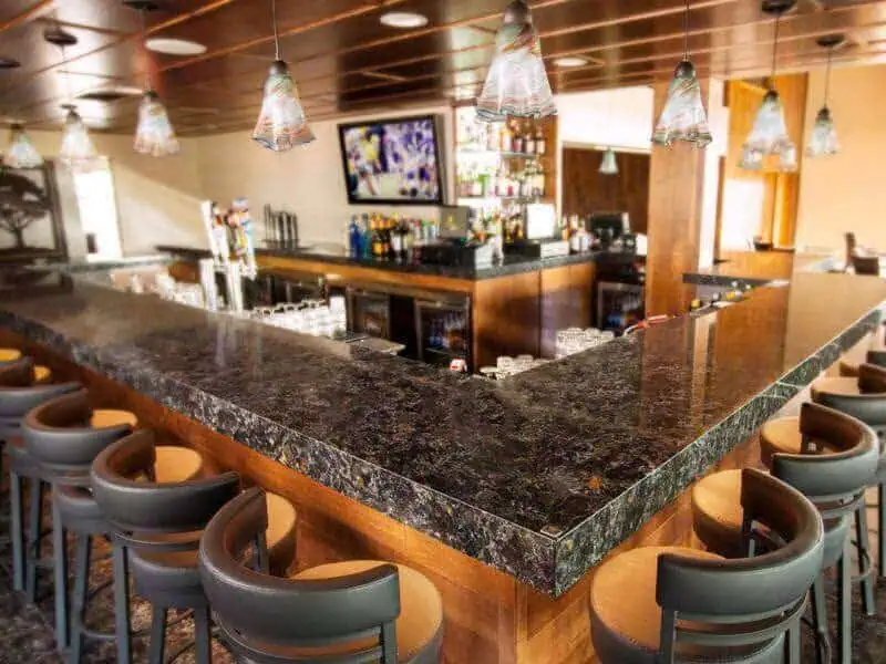 quay-bar-op-da-17 Phong cách quầy pha chế mặt đá