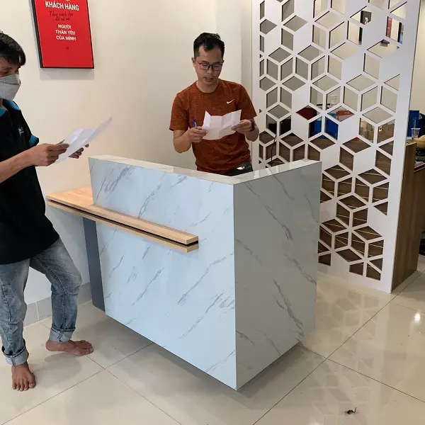 Quầy lễ tân ốp alu vân đá