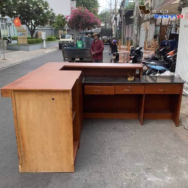 quay-le-tan-co-ban-tho-ong-dia-laho-UseL Quầy lễ tân có bàn thờ ông địa