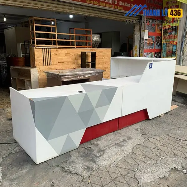 Quầy lễ tân cũ đẹp