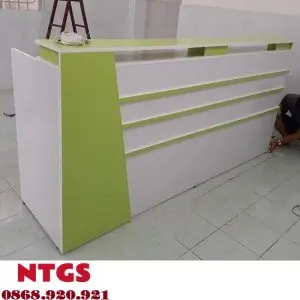 Quầy lễ tân màu xanh nổi bật
