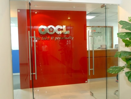 Kính cường lực trang trí cho quầy lễ tân