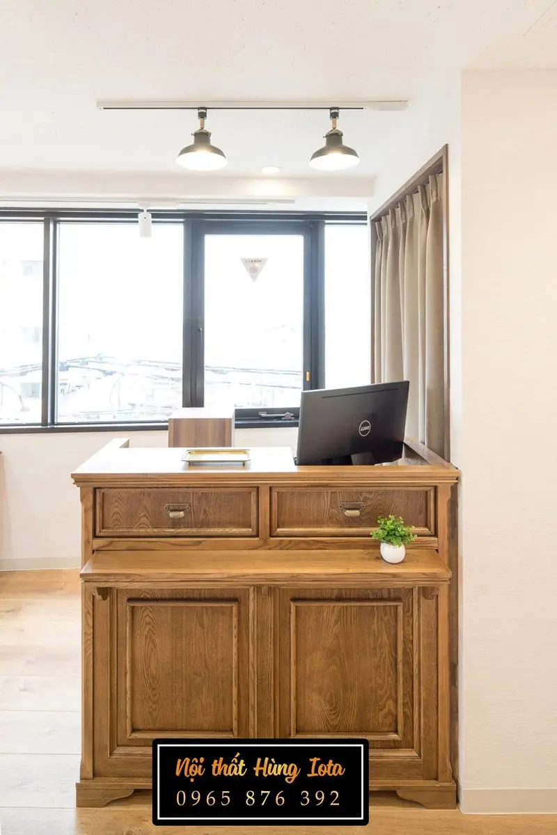 Quầy lế tân màu nâu gỗ sang trọng