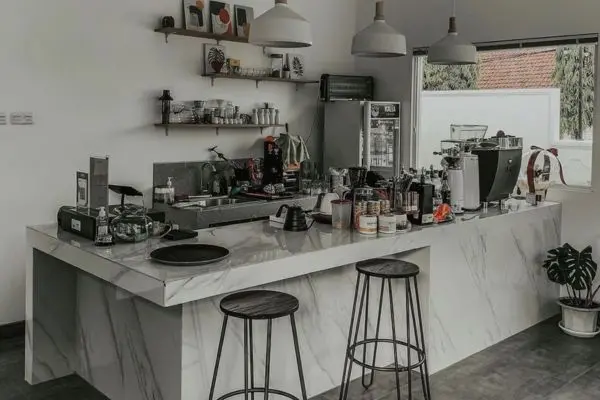 Quầy pha chế mở, thân thiện