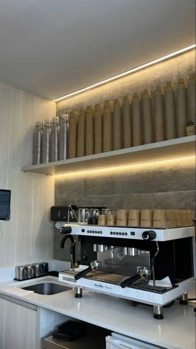 Quầy pha chế mặt đá trắng nhận tạo