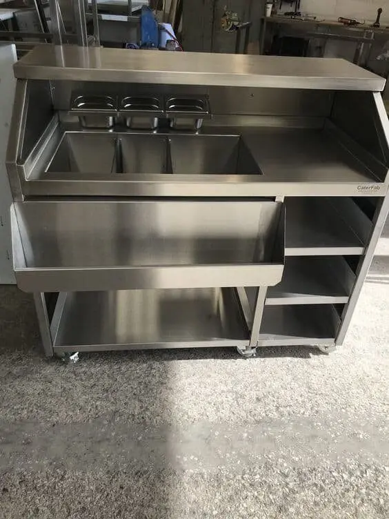 Thiết kế quầy pha chế inox có bánh xe nhỏ cho quán của bạn