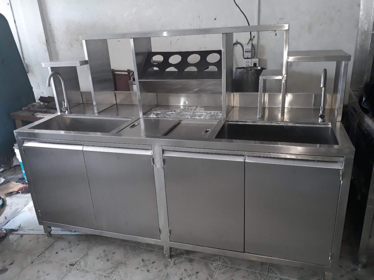 quay-pha-che-inox-tien-loi-9 Quầy Pha Chế Inox Tiện Lợi: 5 Ý Tưởng Thiết Kế Đổi Mới