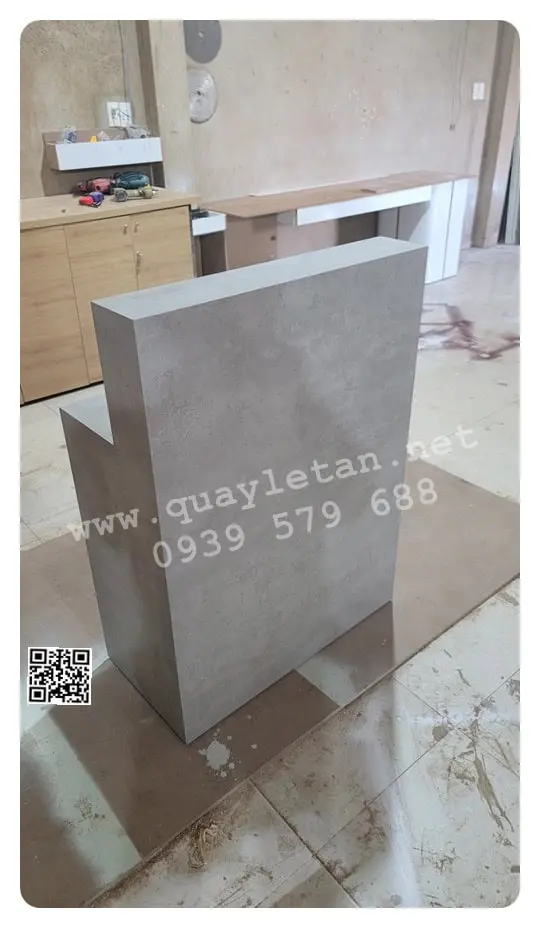 Quầy thu ngân màu xám với thiết kế hiện đại