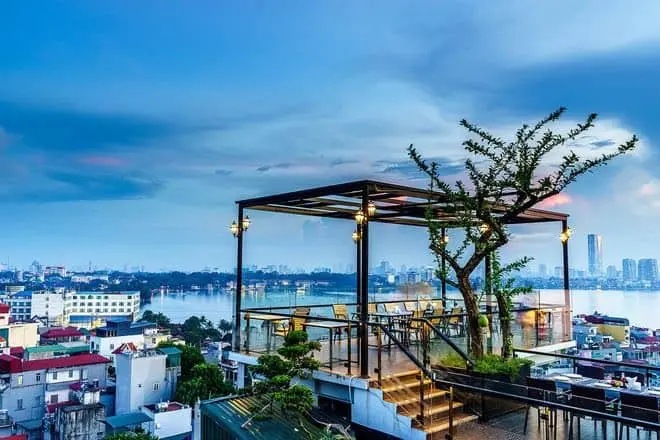 Thiết kế quán ăn ngoài trời với không gian ngoài trời sôi động và màu sắc sặc sỡ